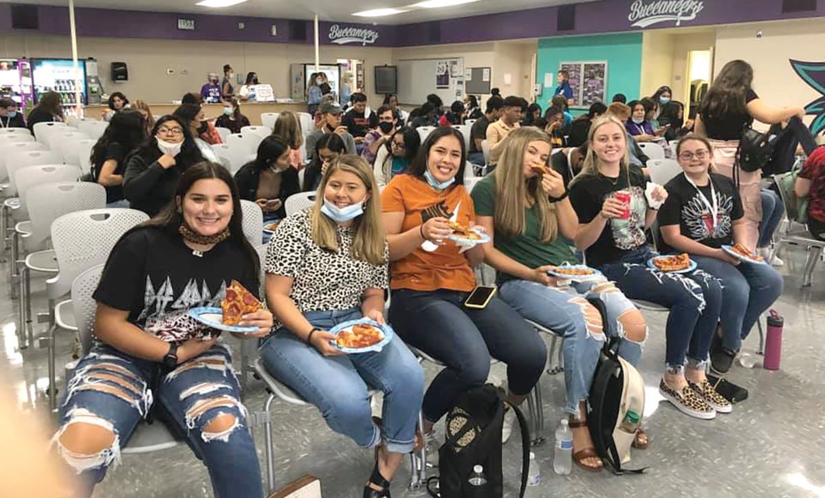 This picture is of students enjoying pizza during a break at FSW orientation.